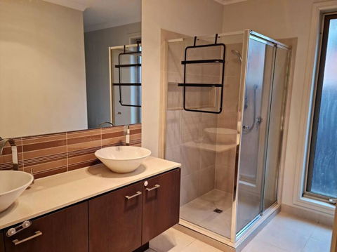 Generous 4 Bedroom Home Close To Park And Shops - Australia Accommodation 2