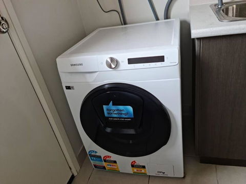 Generous 4 Bedroom Home Close To Park And Shops - Australia Accommodation 3