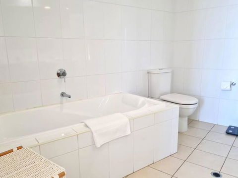 Glam Apartment 21 - Australia Accommodation 4