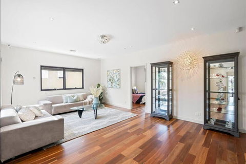 Home & Theatre, Golf, Highpoint - Australia Accommodation 1