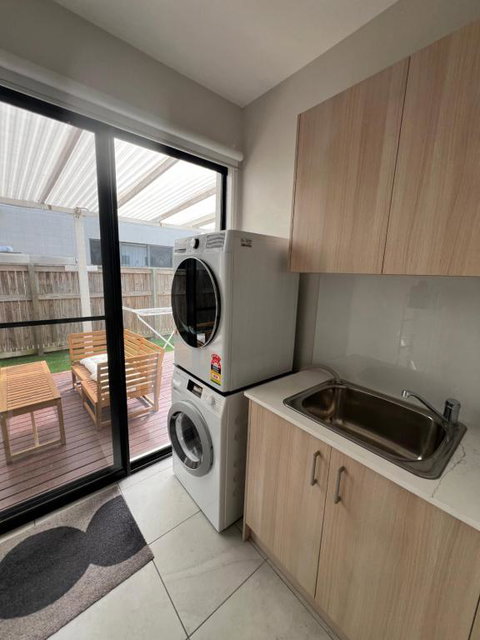 Home Away From Home & Resort Facility - Australia Accommodation 1