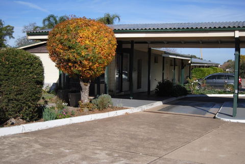 Airlie House Motor Inn - Australia Accommodation 2