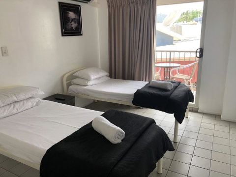 Airlie Waterfront Accommodation - Australia Accommodation 2