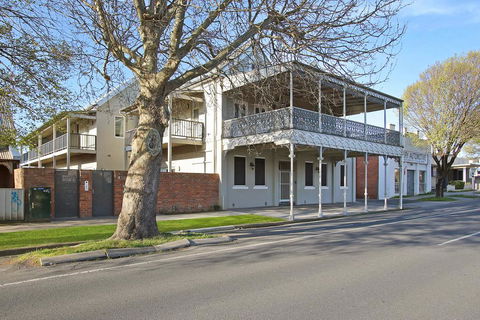 Albury Suites - Waterstreet - Australia Accommodation 1