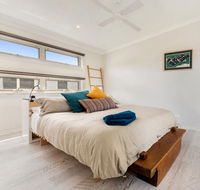 Alice's Palace 2-minute walk to lifeguard patrolled surf beach - Australia Accommodation