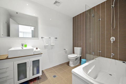 All Amenities Only Downstairs, 20 Mins To CBD - Australia Accommodation 2