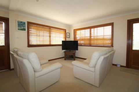 Amzaz, 15 Korogora Street - Australia Accommodation 2
