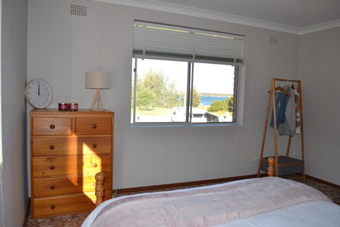 Apartment With Sweeping View Of The Bay, 2 Bedrooms, Sleeps 5 - Australia Accommodation 2