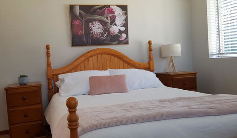 Apartment With Sweeping View Of The Bay, 2 Bedrooms, Sleeps 5 - Australia Accommodation 1