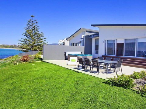 Aqua - Views Over Jones Beach - Australia Accommodation 0