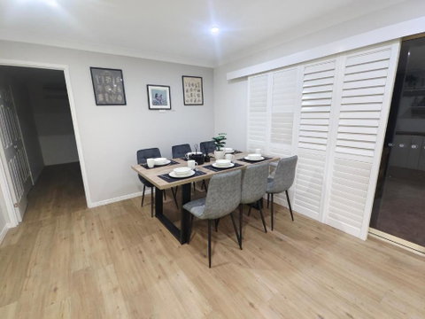 Luxury 3 BR House Near EMP - Australia Accommodation 2