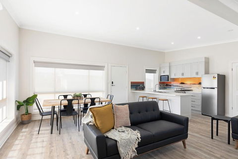 Luxury Apartments And Motel Rooms - Free Wifi - Close To Beach - Australia Accommodation 0