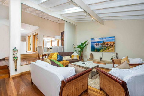 Luxury Retreat Home - 4bed House W/Parking - Mins From CBD - Australia Accommodation 0