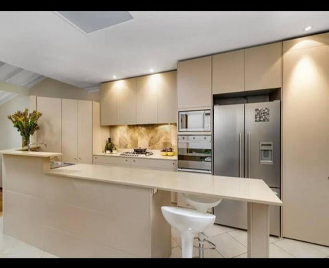 Luxury Retreat Home - 4bed House W/Parking - Mins From CBD - Australia Accommodation 3