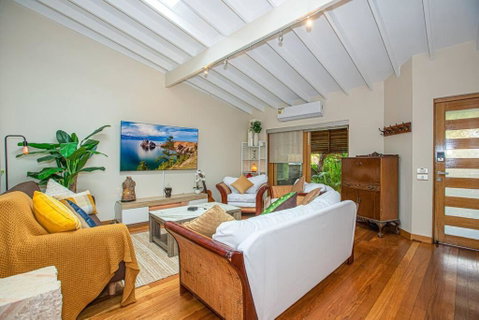 Luxury Retreat Home - 4bed House W/Parking - Mins From CBD - Australia Accommodation 2