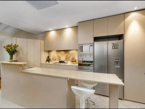 Luxury Retreat Home - 4bed House W/Parking - Mins From CBD - Australia Accommodation 1