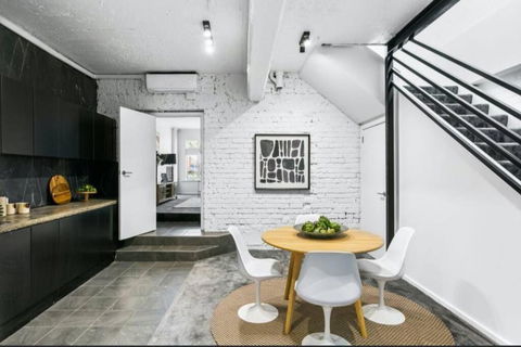 MANHATTAN STYLE 3 STORY LUXURY IN ST PETERS - Australia Accommodation 1