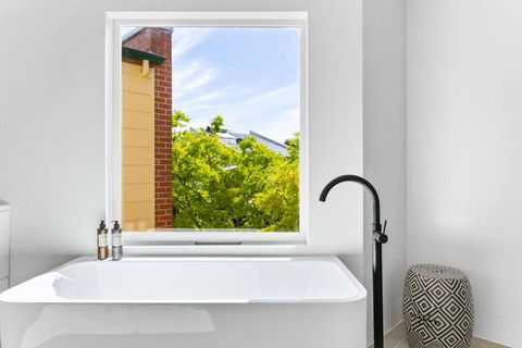 MANHATTAN STYLE 3 STORY LUXURY IN ST PETERS - Australia Accommodation 2