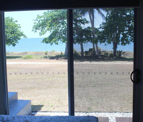Manta Ray On The Beach - Australia Accommodation 1