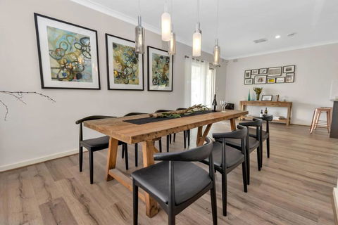 Mid Century 4 Bedroom Getaway In Barossa Vineyard - Australia Accommodation 2