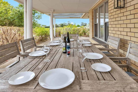 Mid Century 4 Bedroom Getaway In Barossa Vineyard - Australia Accommodation 3