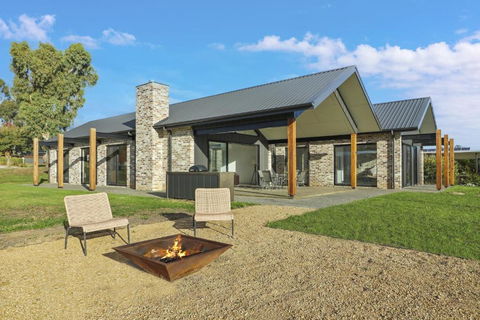 Mayple Peaks - Australia Accommodation 0