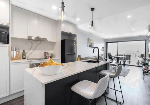 Modern 2-Bed 2-Bath - Walk To Hospital & Westfield - Australia Accommodation 0
