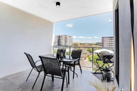Modern 2-Bed 2-Bath - Walk To Hospital & Westfield - Australia Accommodation 3