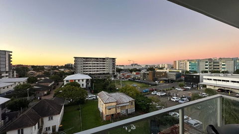 Modern 2-Bed 2-Bath - Walk To Hospital & Westfield - Australia Accommodation 2