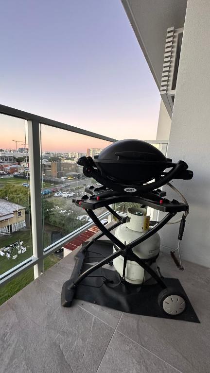 Modern 2-Bed 2-Bath - Walk To Hospital & Westfield - Australia Accommodation 1