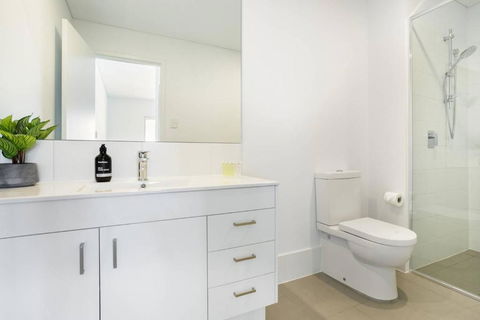 Minimalist Penthouse Condo With Skyline Vistas - Australia Accommodation 3