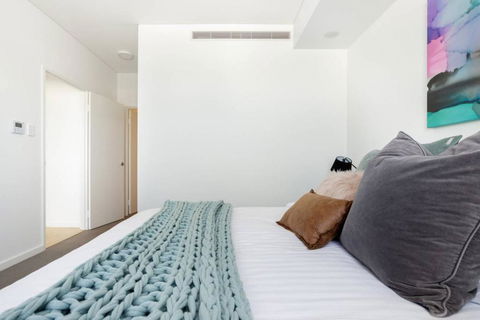 Minimalist Penthouse Condo With Skyline Vistas - Australia Accommodation 2