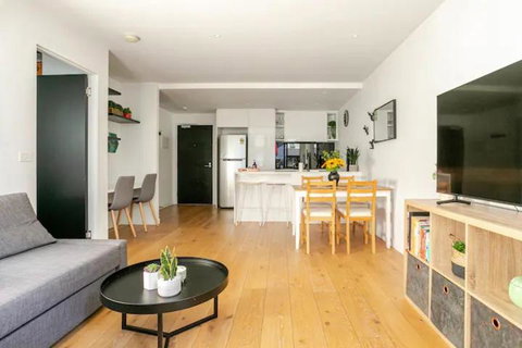 Modern 1BD ; Pool, Gym, Secure Underground Carpark - Australia Accommodation 2