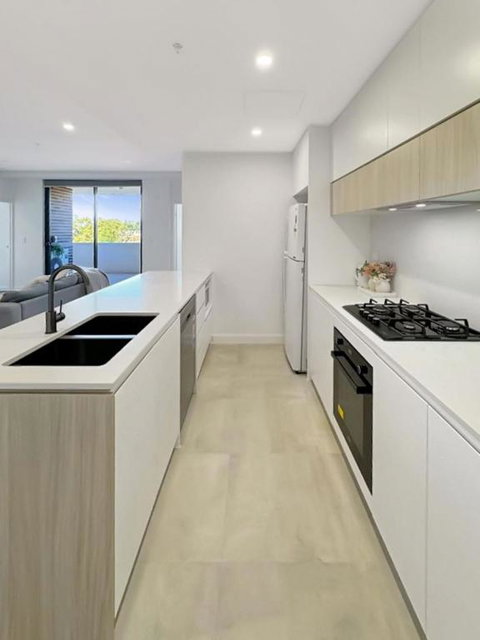 Modern 2BR Suite With Balcony & Parking Near Airport - Australia Accommodation 1