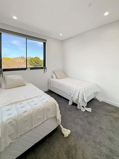 Modern 2BR Suite With Balcony & Parking Near Airport - Australia Accommodation 3