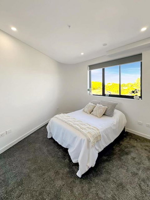 Modern 2BR Suite With Balcony & Parking Near Airport - Australia Accommodation 2