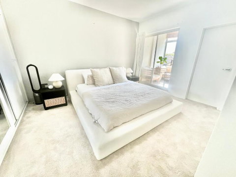 Modern 3BR Beachside Oasis - Australia Accommodation 1