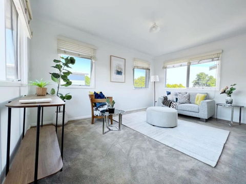 Modern And Elegant House With Swimming Pool - Australia Accommodation 3
