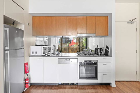 Modern Apt - Free Parking - Convenient Location - Australia Accommodation 3