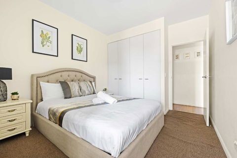Modern Apt - Free Parking - Convenient Location - Australia Accommodation 1