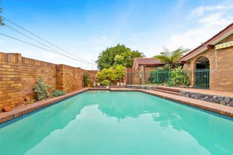 Modern Comfort Retreat 4Bed Cozy Haven W Pool - Australia Accommodation 2