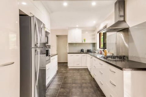 Modern Comfort Retreat 4Bed Cozy Haven W Pool - Australia Accommodation 3