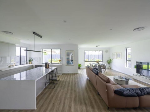 Modern Elegance Spacious 5BR Retreat In Rochedale - Australia Accommodation 0