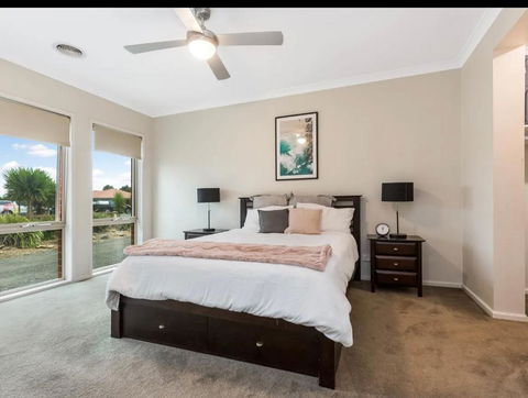 Modern Family Home With Pool - Australia Accommodation 3