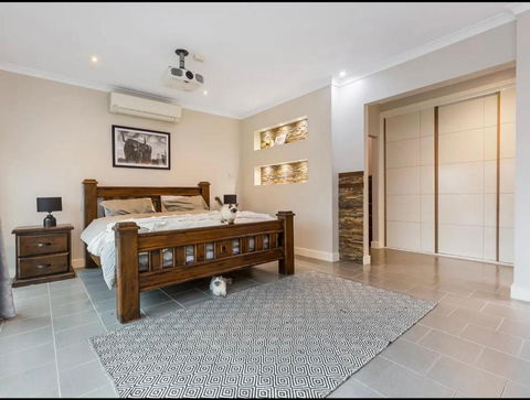 Modern Family Home With Pool - Australia Accommodation 2