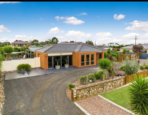 Modern Family Home With Pool - Australia Accommodation 1