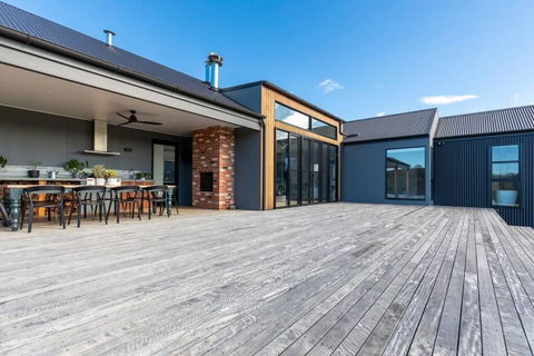 Modern Farmhouse - Australia Accommodation 0
