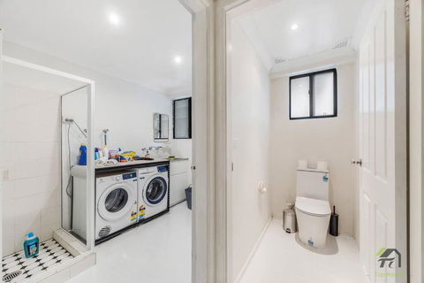 Modern Four-bedroom House In Castle Hill - Australia Accommodation 3