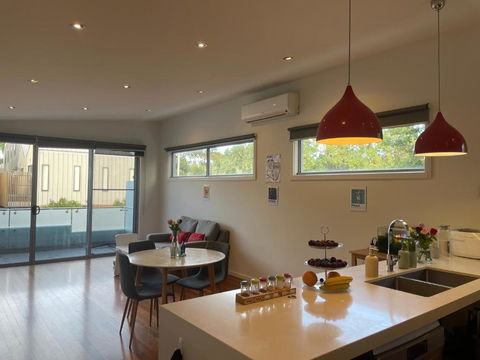 Room In Newport Modern Townhouse - Walk To Stunning Ocean View - Australia Accommodation 3
