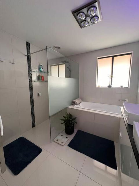 Modern Light Filled Home Near Beaches - Australia Accommodation 1